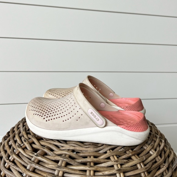 CROCS. Light pink, literide crocs. - Picture 1 of 3